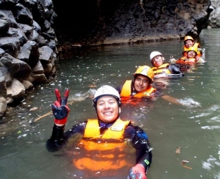 diviertete en el rio